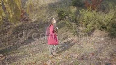 积极的年轻两族夫妇带着背包在秋天的森林里散步。 穿休闲服装的嬉皮士<strong>男</strong>女